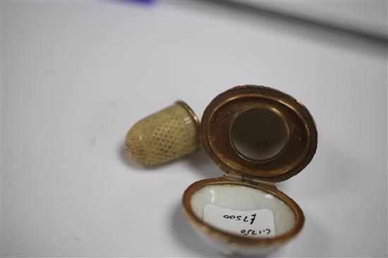 A Meissen porcelain thimble case, c.1750, height 3.3cm